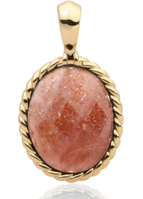 Met de Twist Pendant met Sunstone tover jij jouw favoriete ketting om tot een echte eyecatcher. Dit pareltje is met de hand vervaardigd en daarom is elke pendant uniek, hoe leuk is dat? De Twist pendant is verkrijgbaar in zowel 925 sterling zilver als 925 sterling zilver met een gold plating. De pendant is ingezet met een prachtige ronde facet geslepen Sunstone edelsteen én je kunt hem perfect Mix & Matchen met andere sieraden uit de Twist Collectie.